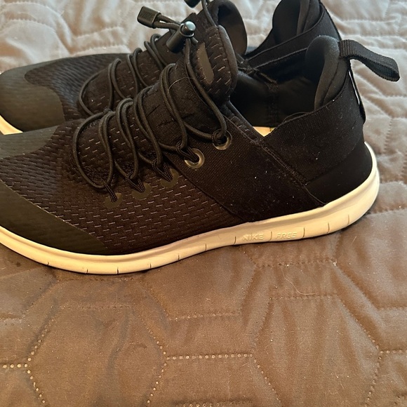 Nike Free Run Black Athletic Shoes with Yellow Accent Size 6 - Picture 4 of 5